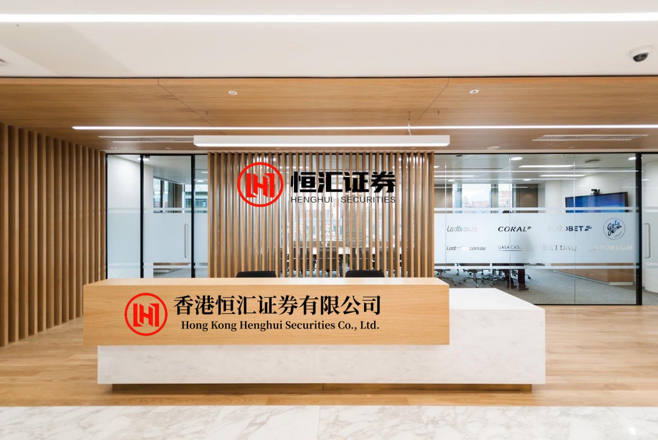 凯耀配资 刘诗诗短发造型封神！牛仔外套配短裙甜酷炸裂，网友：差点没认出